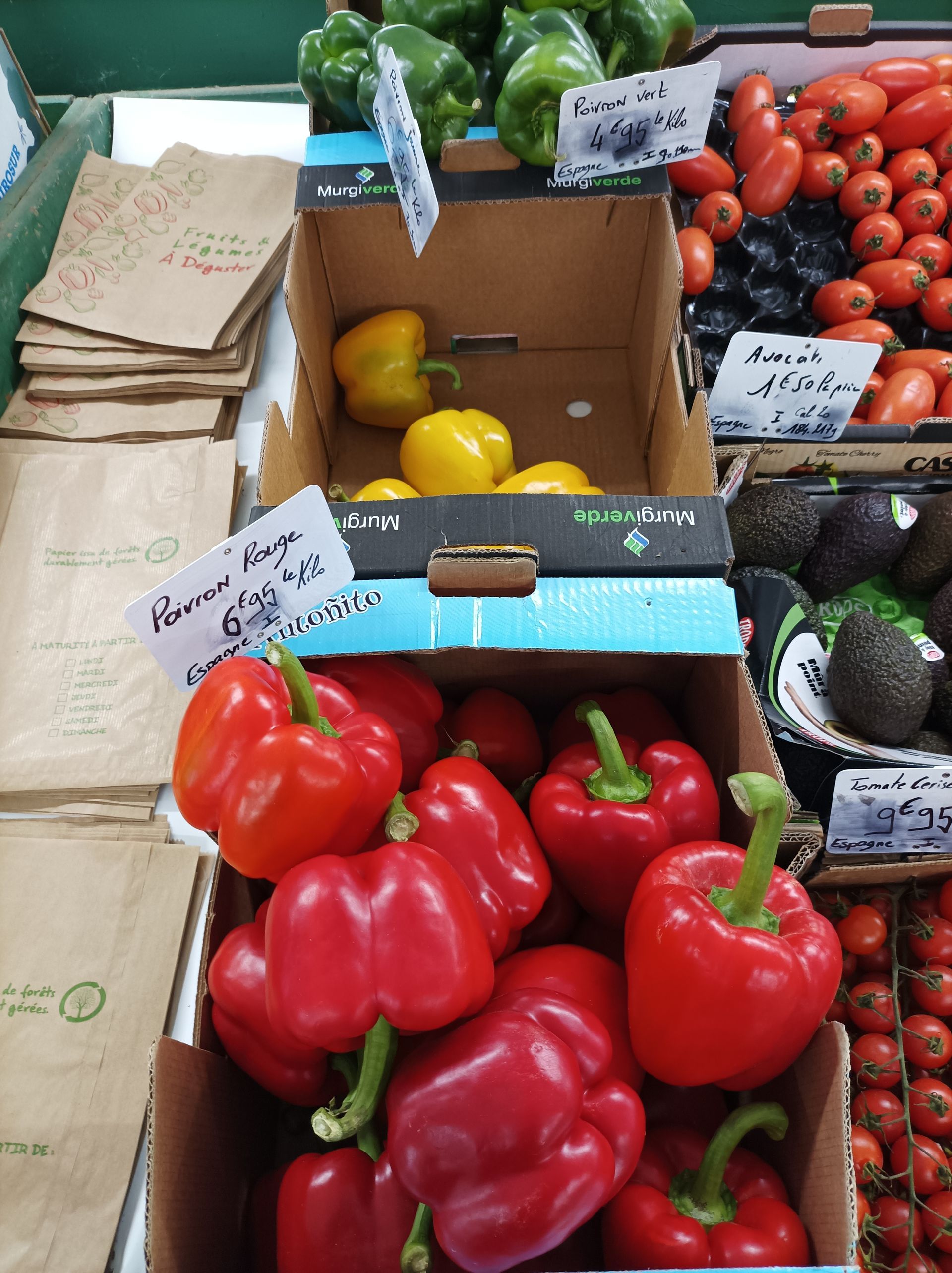 Cagettes de poivrons rouges et jaunes