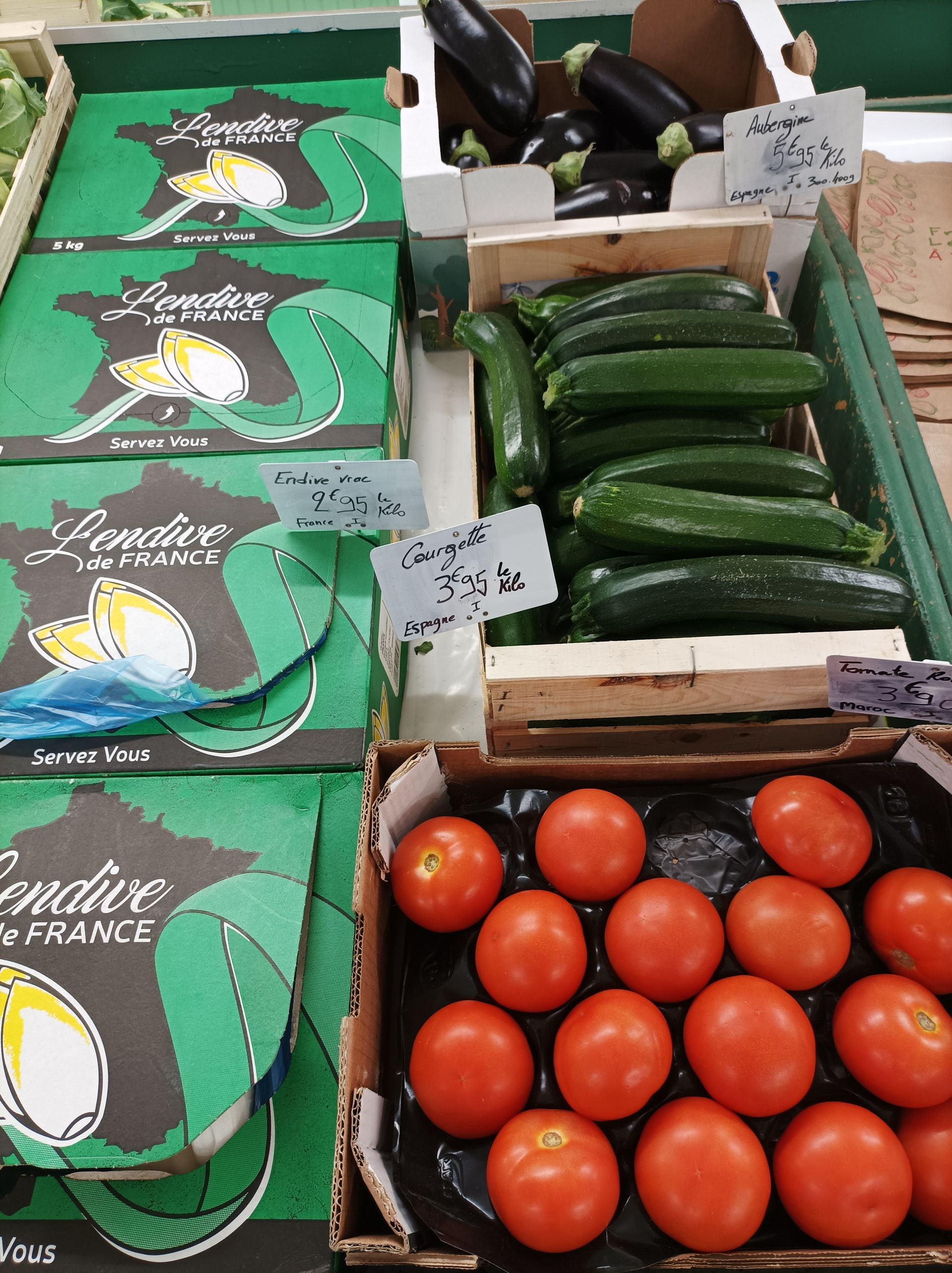 Cagettes de courgettes et de tomates