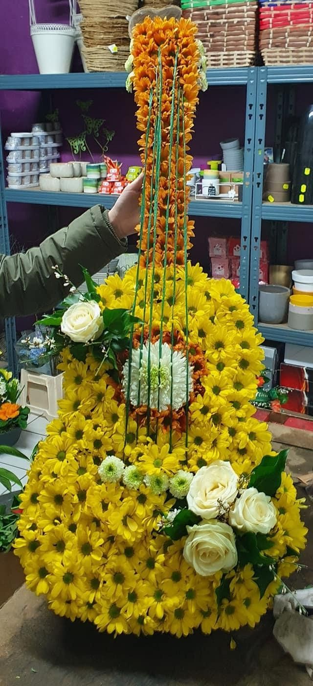 Guitare en fleurs jaunes