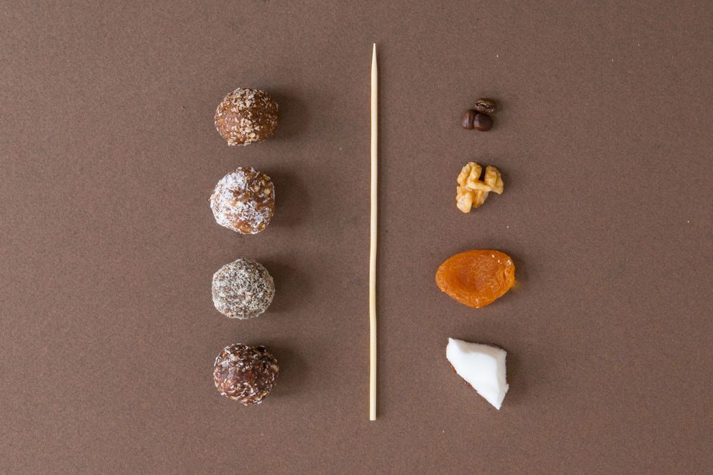 Hay muchos tipos diferentes de nueces y frutas secas en la mesa.