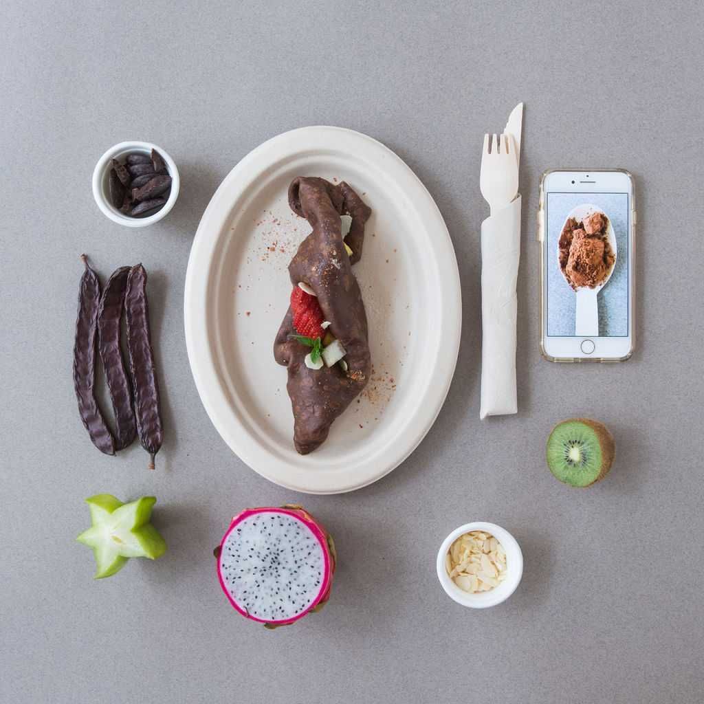 Un plato blanco con un trozo de chocolate encima.