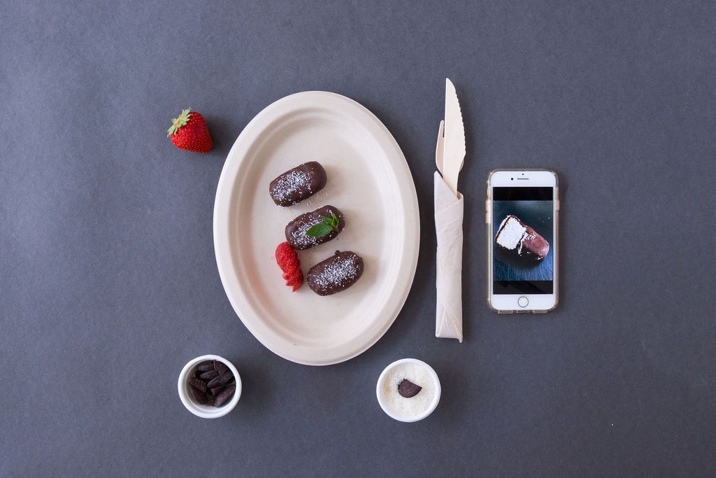 plato de postre: chocolate y fresa