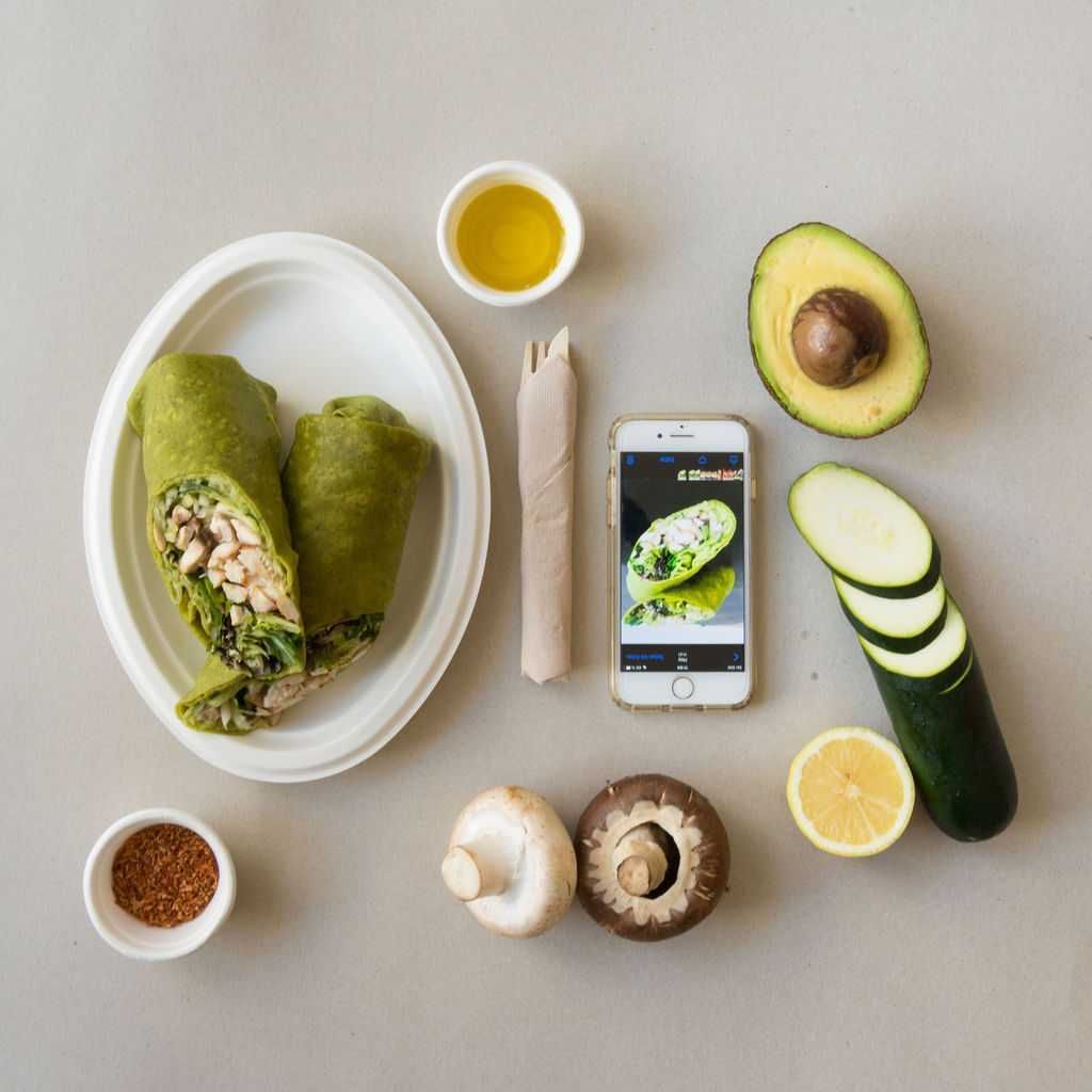 Un teléfono muestra una imagen de un wrap de aguacate en la pantalla.