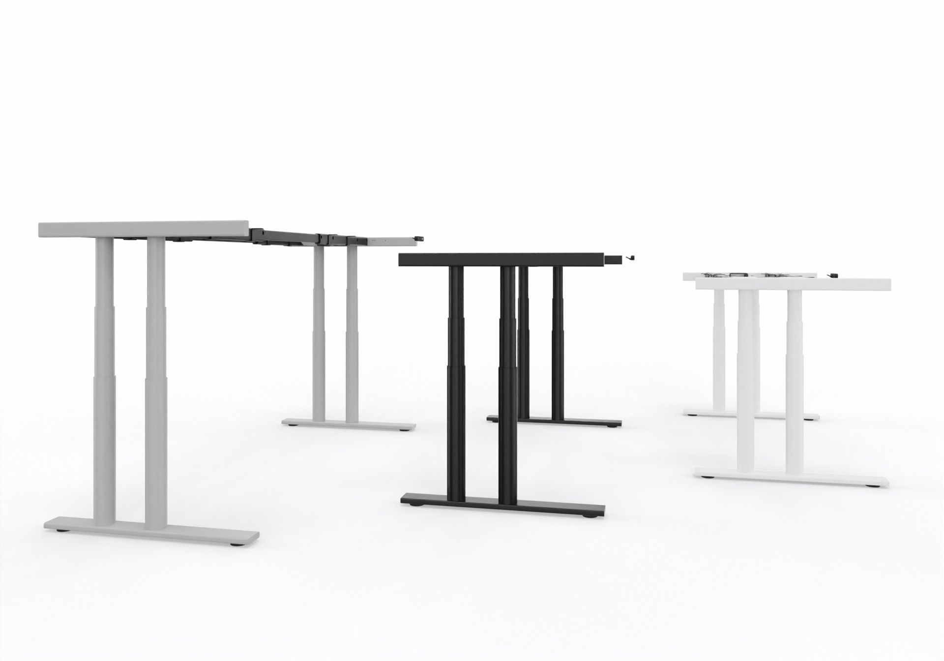 Mehrere Arbeitstische mit drei Monitoren und Stehlampen.