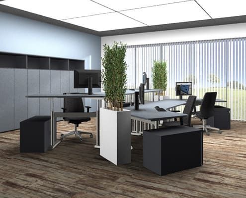 Doppelarbeitsplatz mit grünem Sichtschutz in einem Büro. Hintergrund mit Schränke