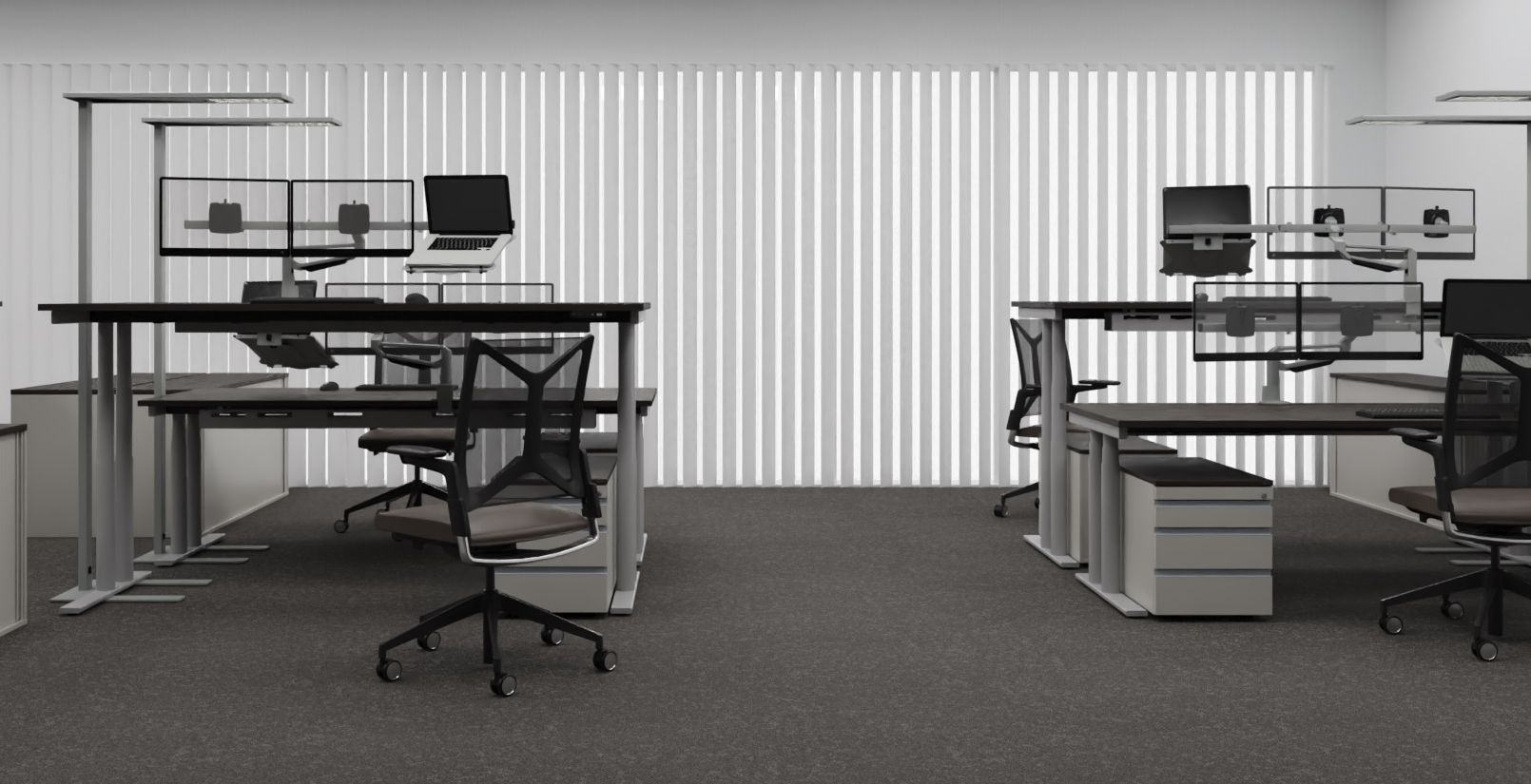 Mehrere Arbeitstische mit drei Monitoren und Stehlampen.