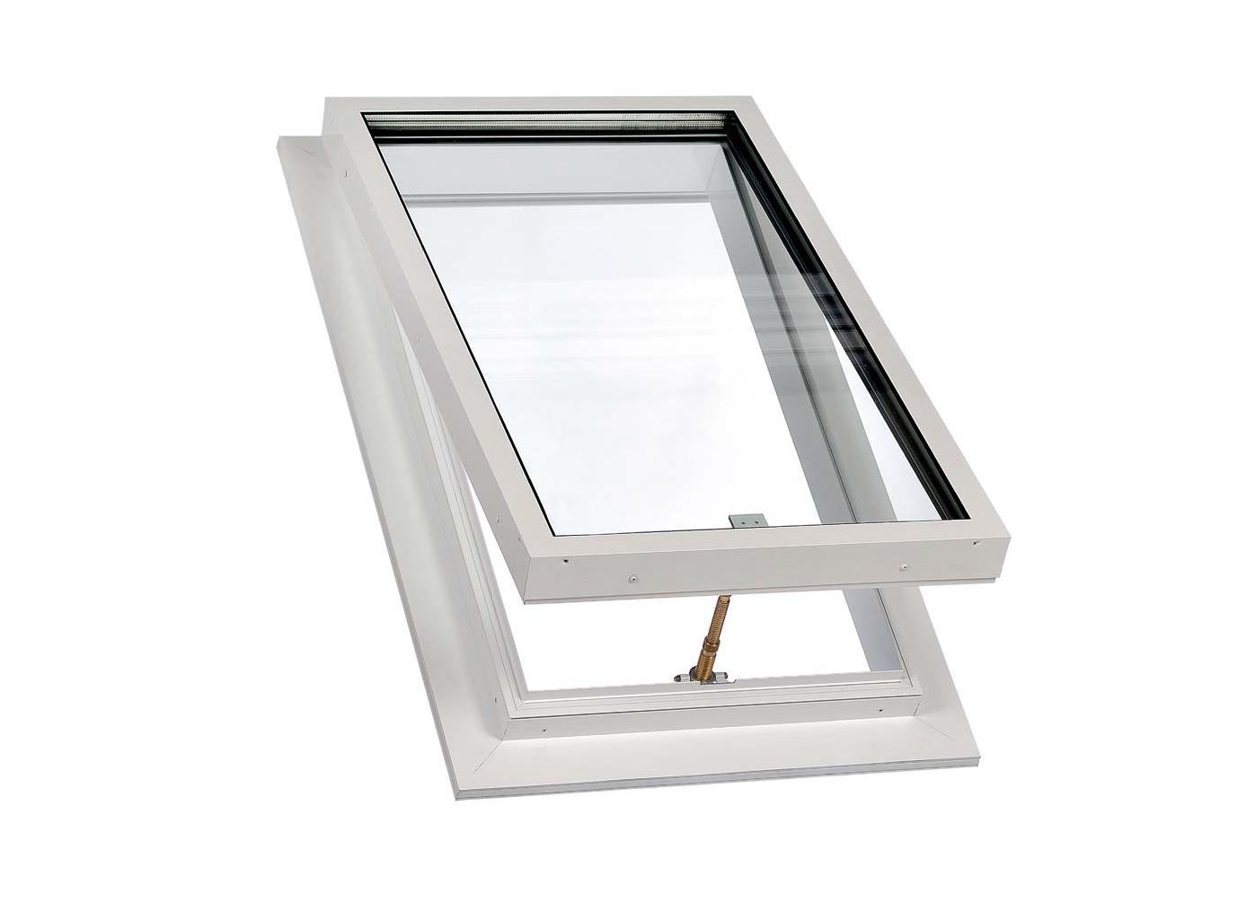 Ein weißes Oberlichtfenster mit geöffnetem Glas auf weißem Hintergrund.