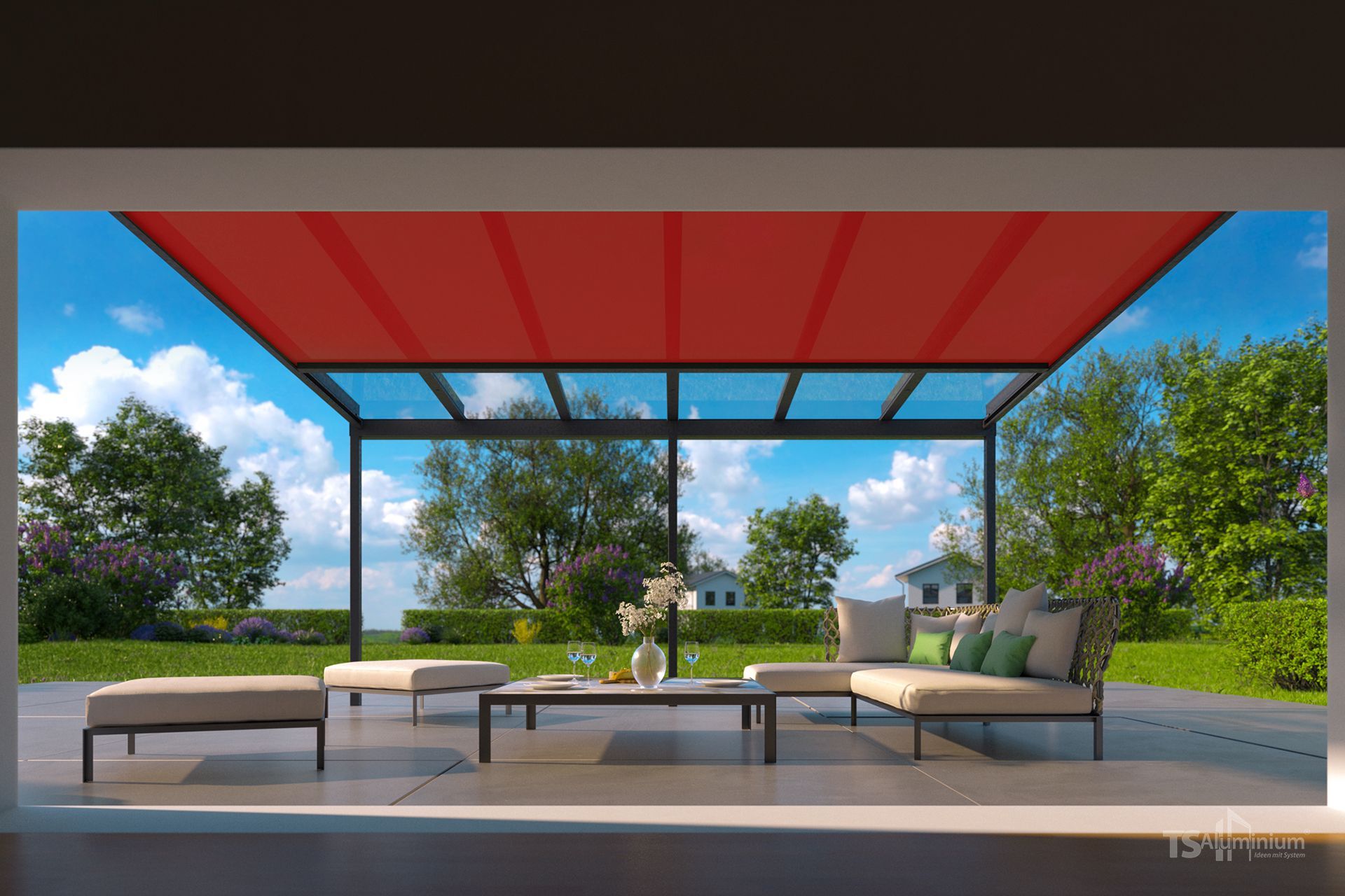 Eine Terrasse mit rotem Vordach und vielen Möbeln.
