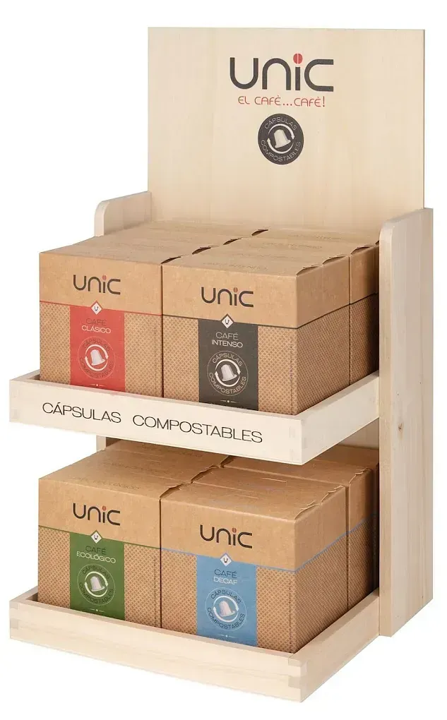 Un expositor de madera con tres cajas encima.