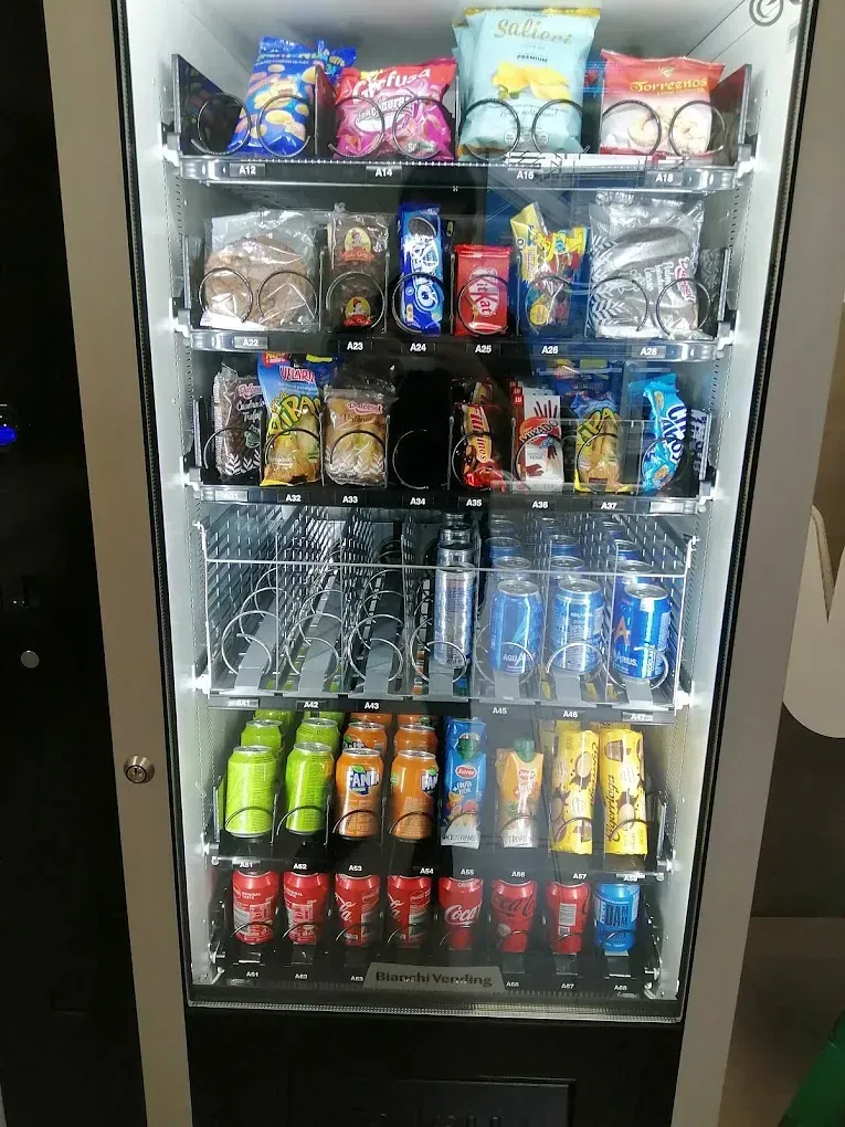 Una máquina expendedora llena de muchos bocadillos y bebidas.