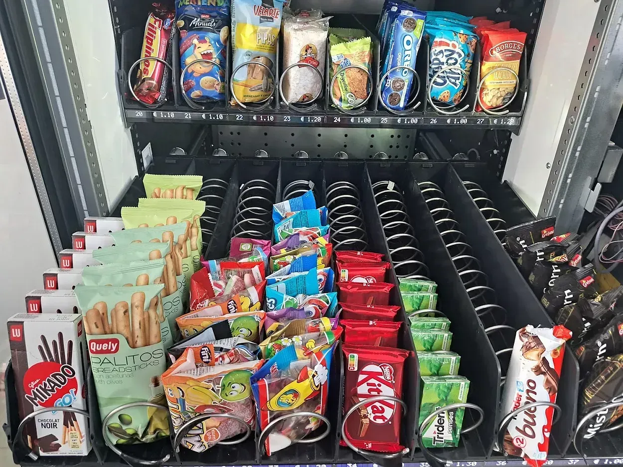 Una máquina expendedora llena de muchos bocadillos y bebidas.