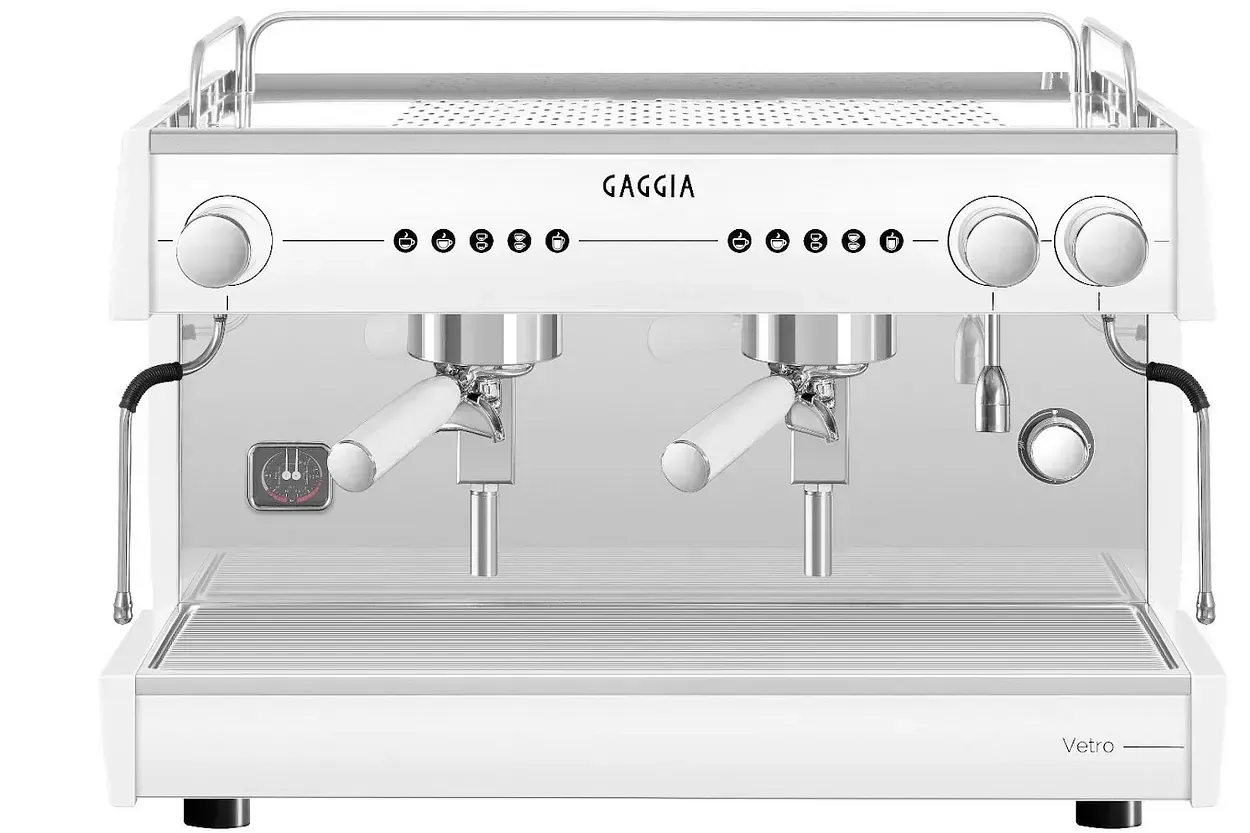Una máquina de café blanca está colocada sobre una superficie blanca.