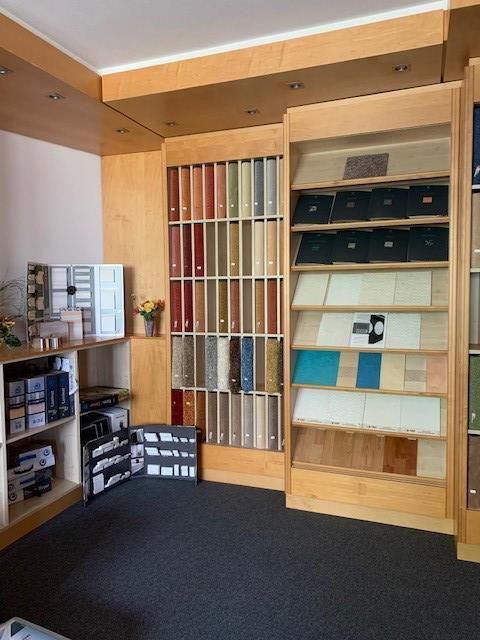 Ein Raum mit vielen Regalen und Kisten darauf