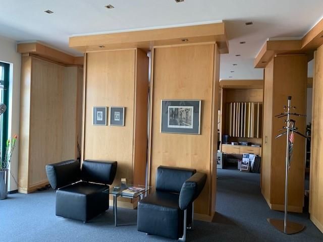 Ein Wartezimmer mit zwei Stühlen und einem Tisch