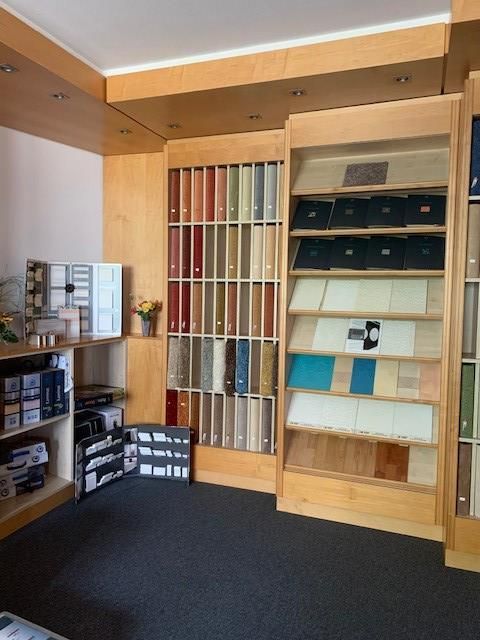 Ein Raum mit vielen Regalen und Kisten darauf