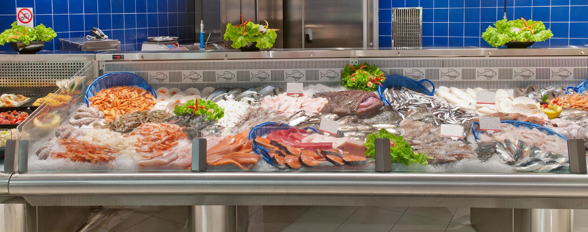 Comptoir de fruits de mer avec glace, poissons, crevettes et crustacés dans une épicerie fine
