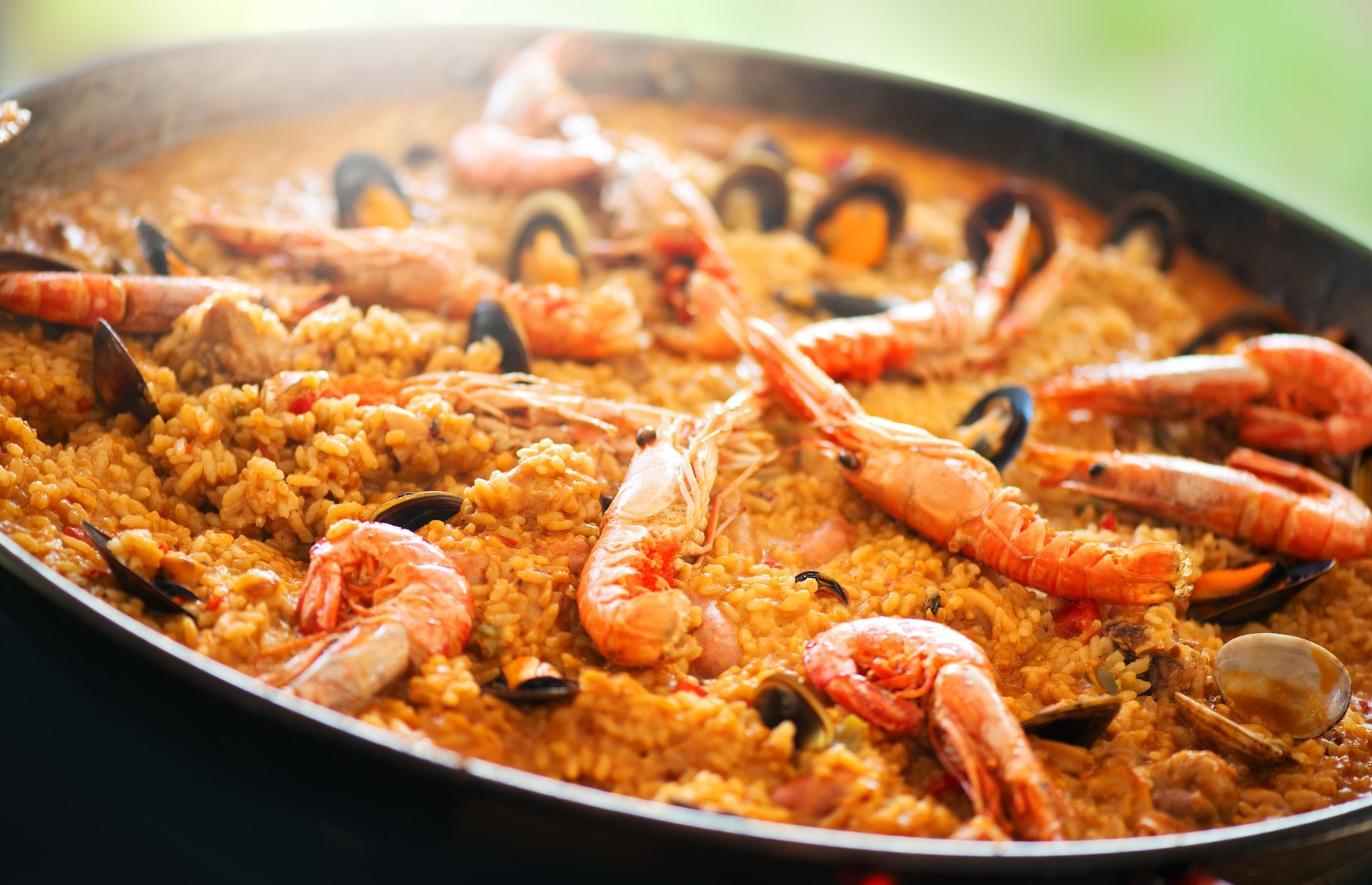 Paella aux fruits de mer avec crevettes et moules dans une grande poêle