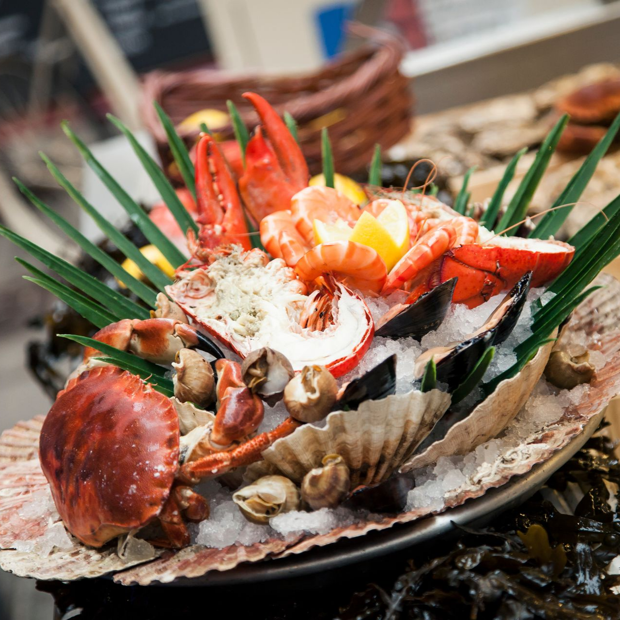 Plateau de fruits de mer composé de crabe, de crevettes, de palourdes et de sashimi tranché