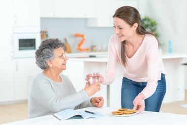 Rasen vor einem historischen Gemäuer mit Beleuchtung