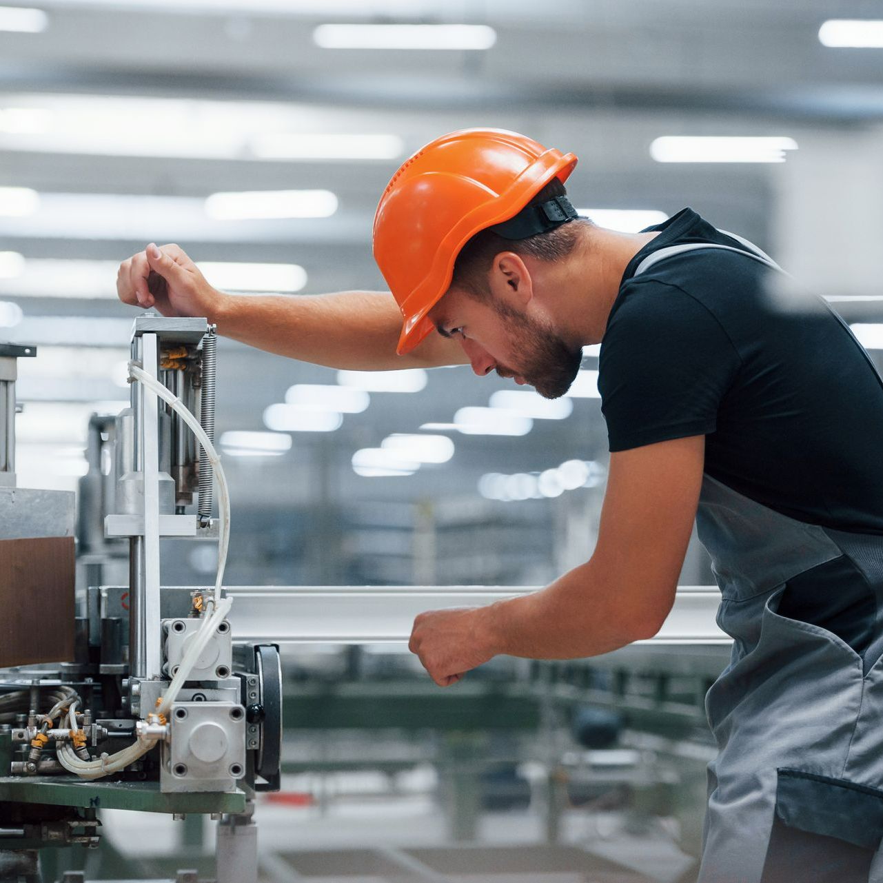 Un homme travaillant dans une usine