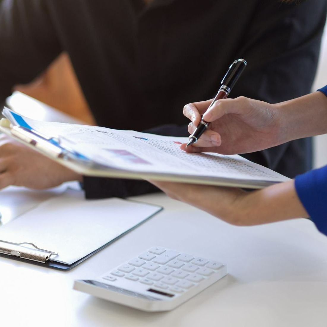 Une personne qui signe un document