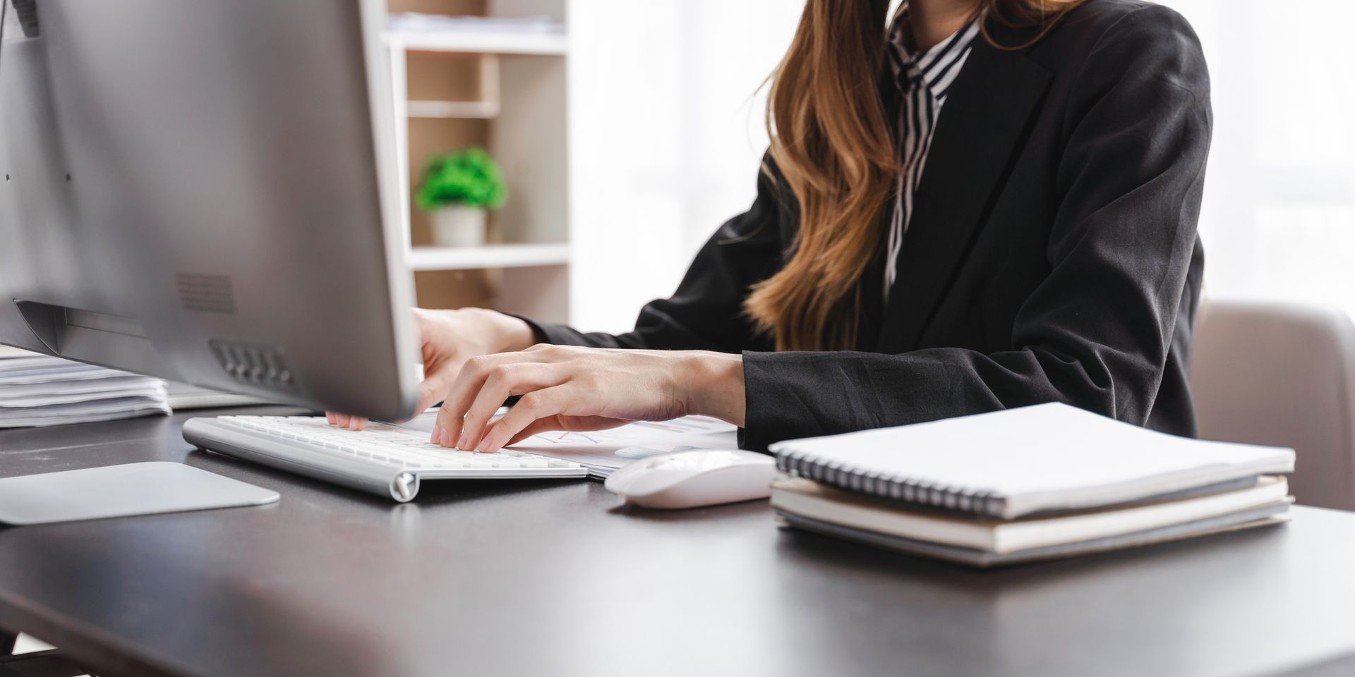 Une personne qui tape sur son clavier