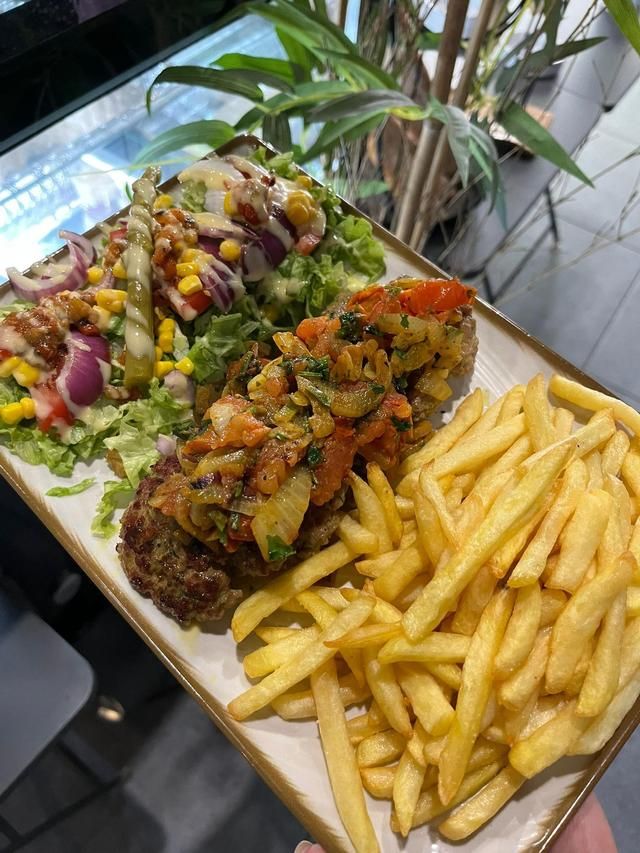 Assiette avec kebab, frites et salade