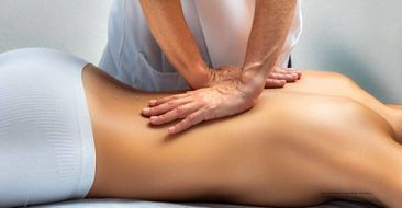 Frau bekommt eine Rückenmassage