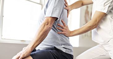 Mann bei der Physiotherapie