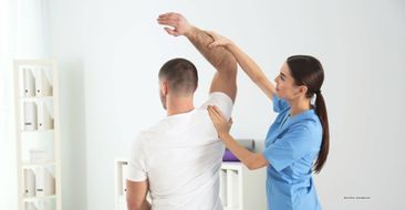 Mann bei der Physiotherapie