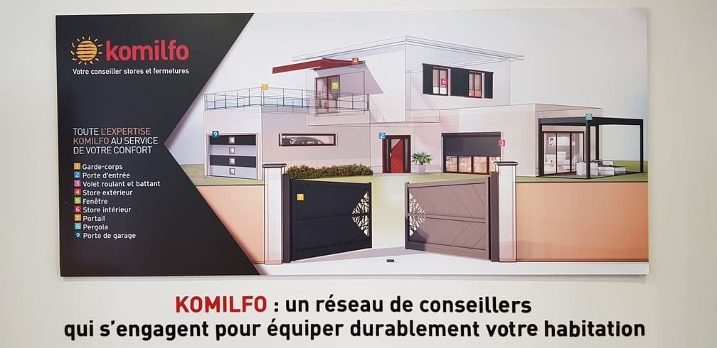 Affiche pour Komilfo : une maquette de maison avec portails, portes et logo, texte en français en bas.