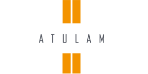 Logo pour ATULAM, comportant le mot en texte gris et deux paires de barres verticales orange.
