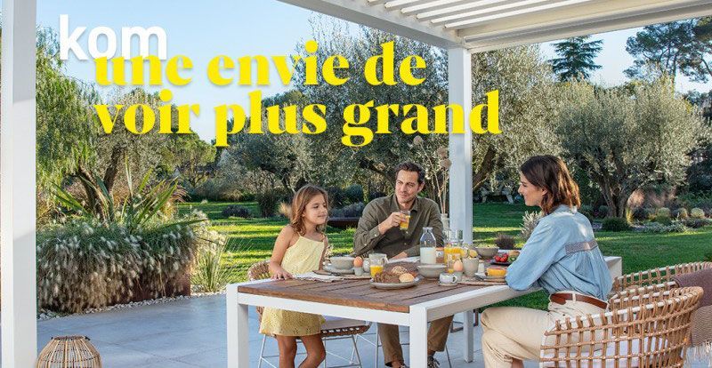 Famille prenant son petit-déjeuner en plein air sous une pergola blanche. Texte jaune : « Une envie de voir plus grand ».