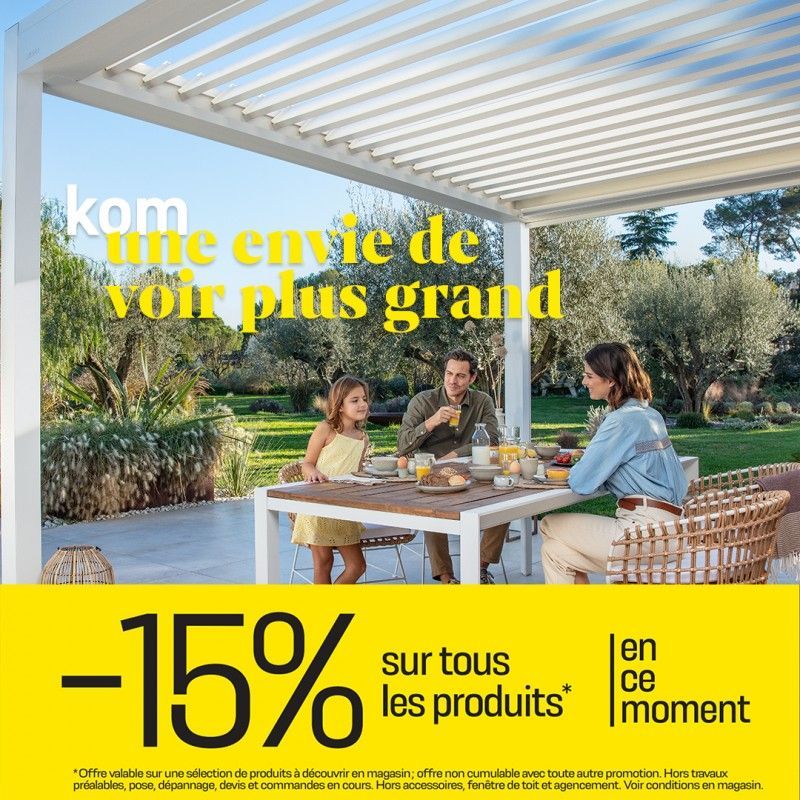 Famille profitant d'un repas sous une pergola, fond jaune avec -15% sur les produits.