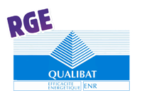 Logo avec RGE en violet et QUALIBAT, EFFACITÉ ENERGETIQUE et ENR dans un rectangle bleu.