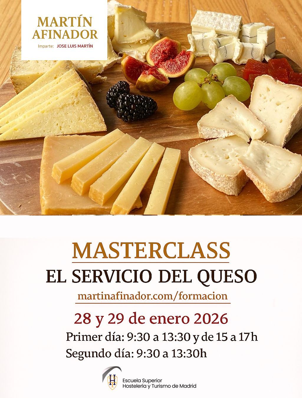 Estanterías con ruedas de queso curado, de distintos tamaños y color dorado, en un almacén de madera.