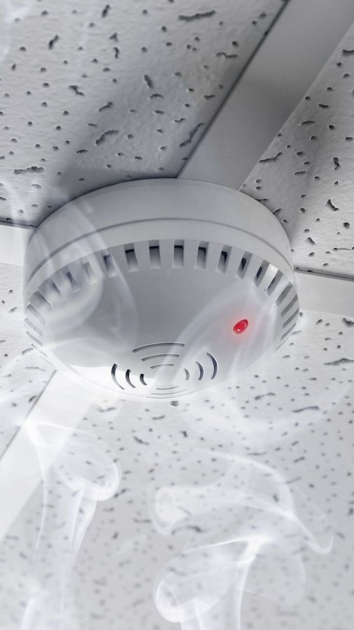 Un  détecteur de fumée avec de la fumée