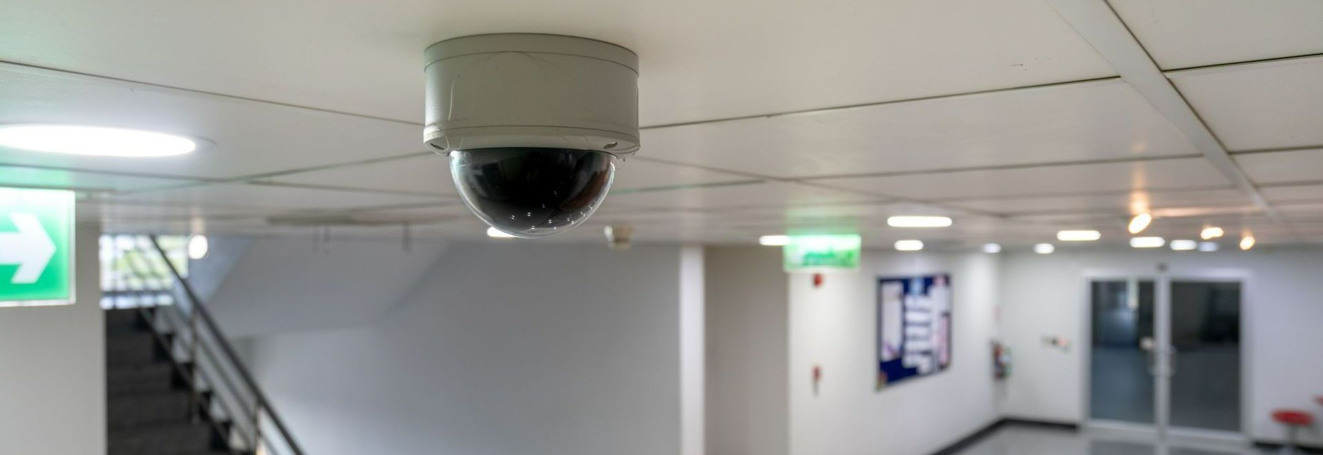 Une caméra de surveillance intérieure