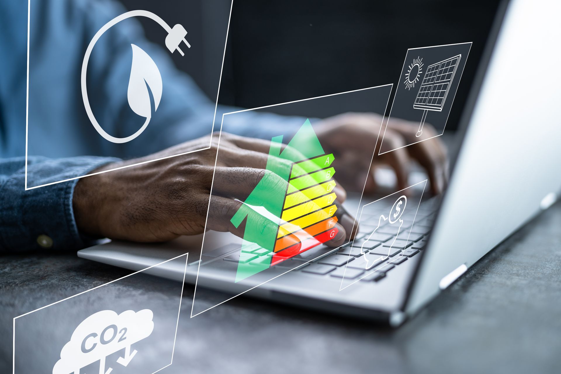 Persona utilizando un ordenador portátil con iconos de eficiencia energética superpuestos