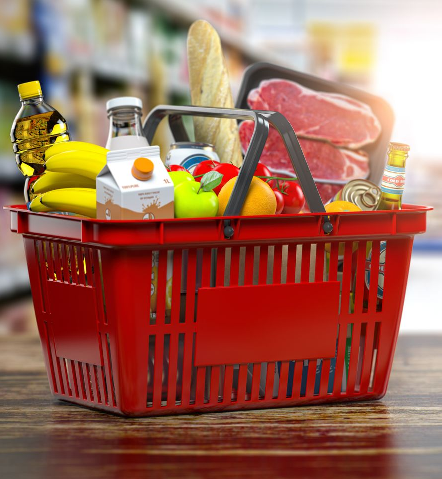 Un panier d'épicerie rouge rempli de produits alimentaires, notamment des bananes, du pain, de la viande et des boissons.