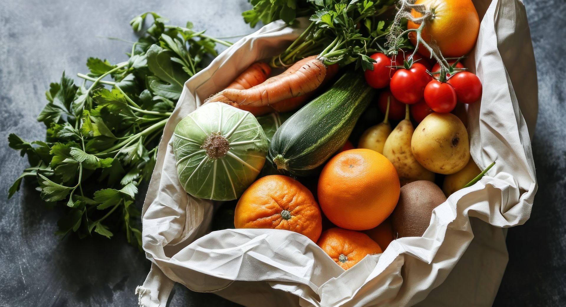 Légumes et fruits frais assortis dans un sac en papier.