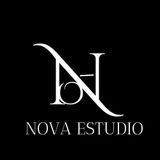 Logotipo blanco sobre fondo negro: