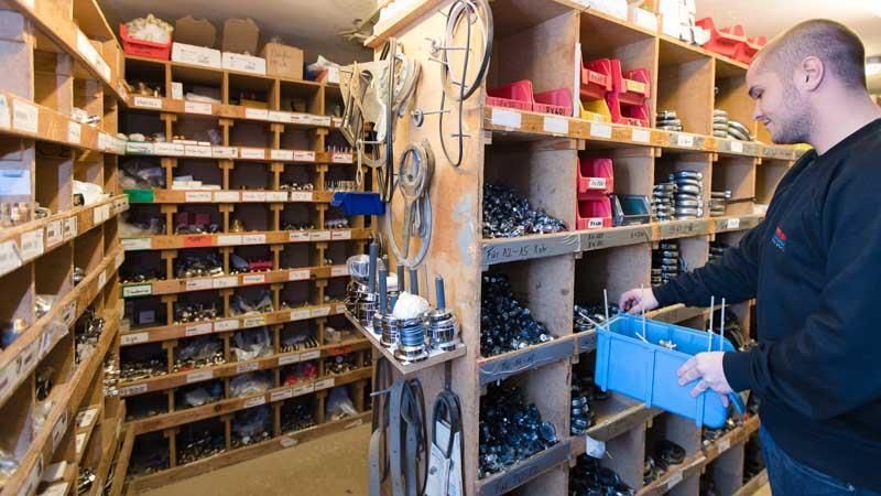 Ein Mann hält in einem Geschäft eine blaue Tonne