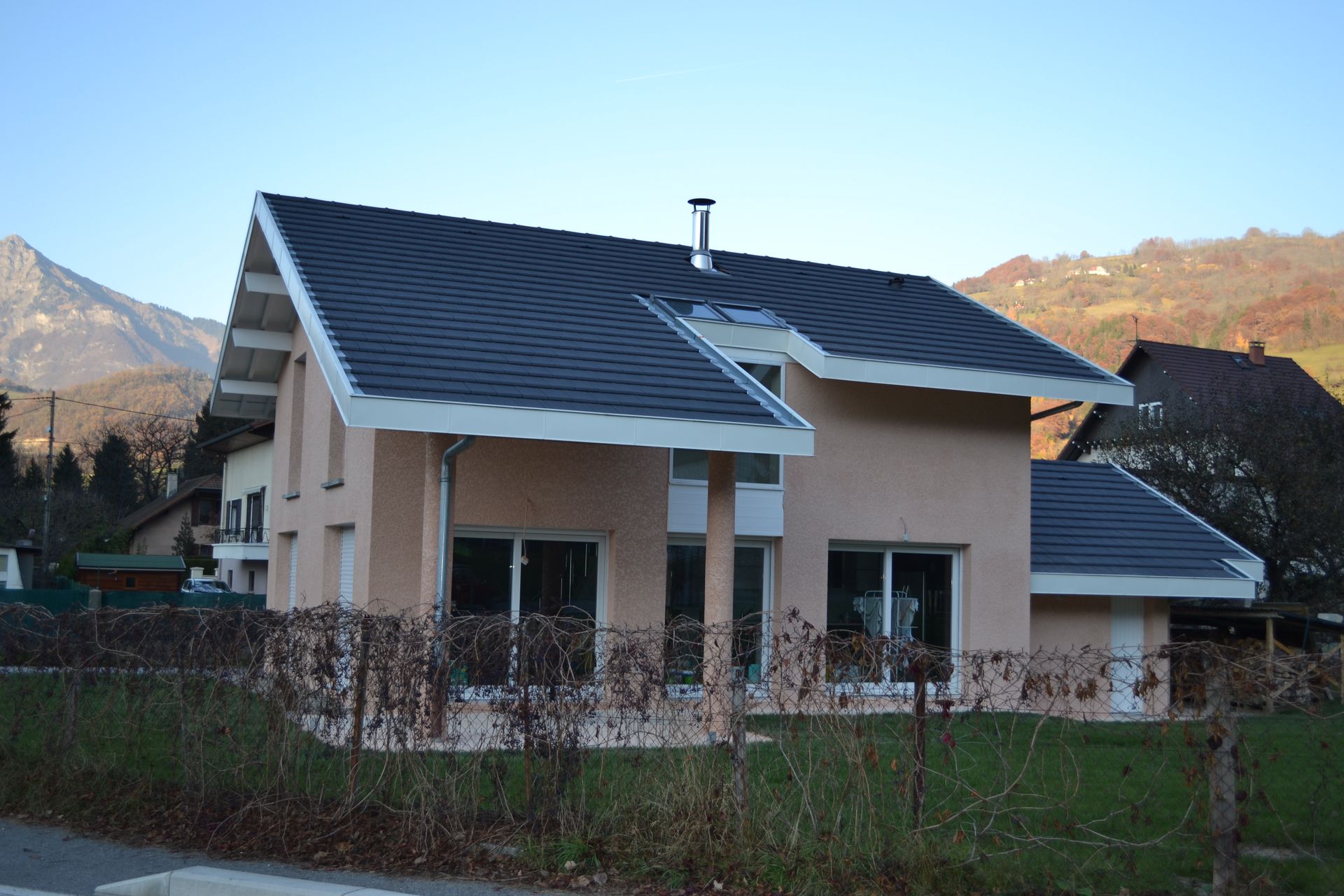 Une petite maison à deux étages