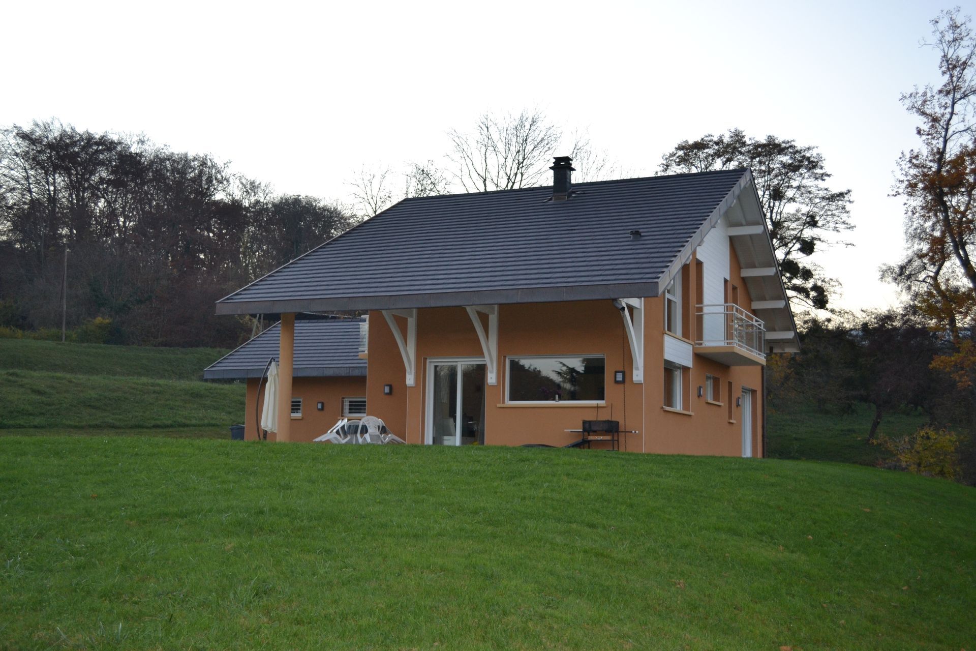 Une maison sur un terrain vert