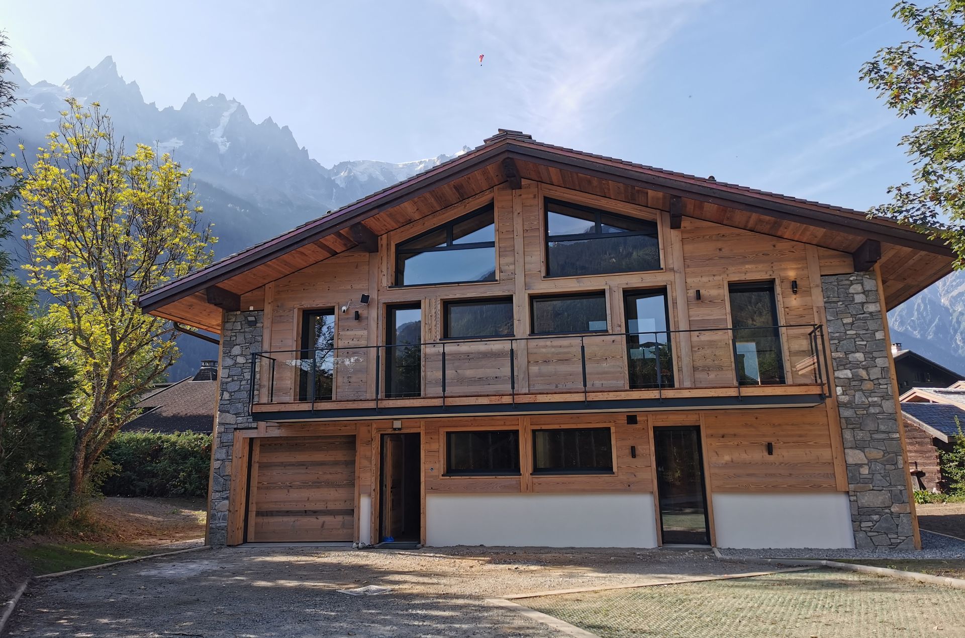 Un grand chalet en bois