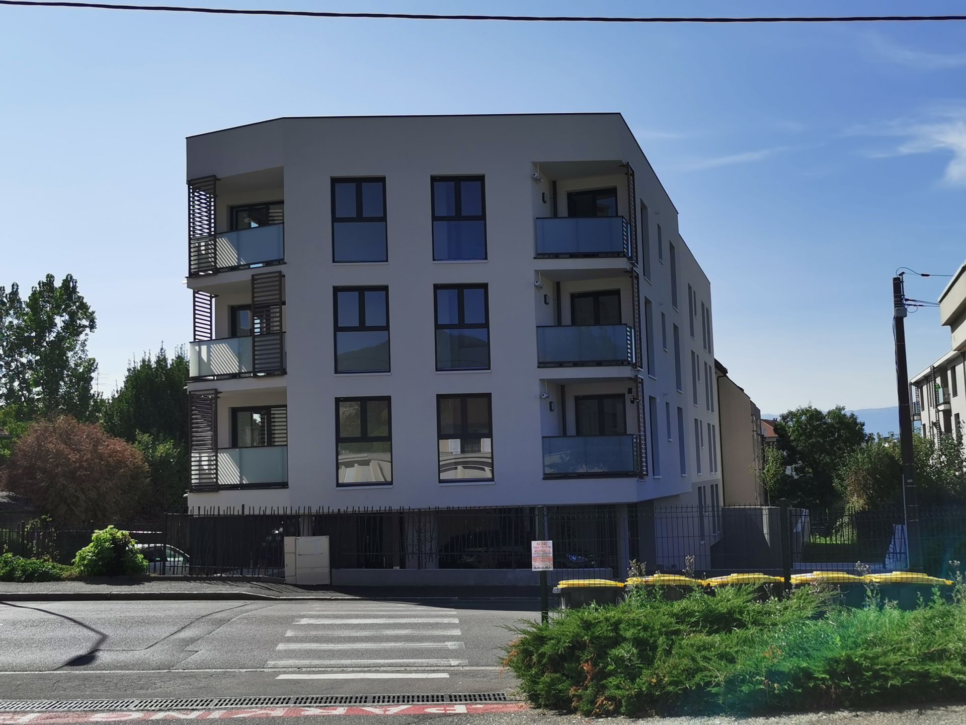 Un logement collectif moderne au bord d'une route