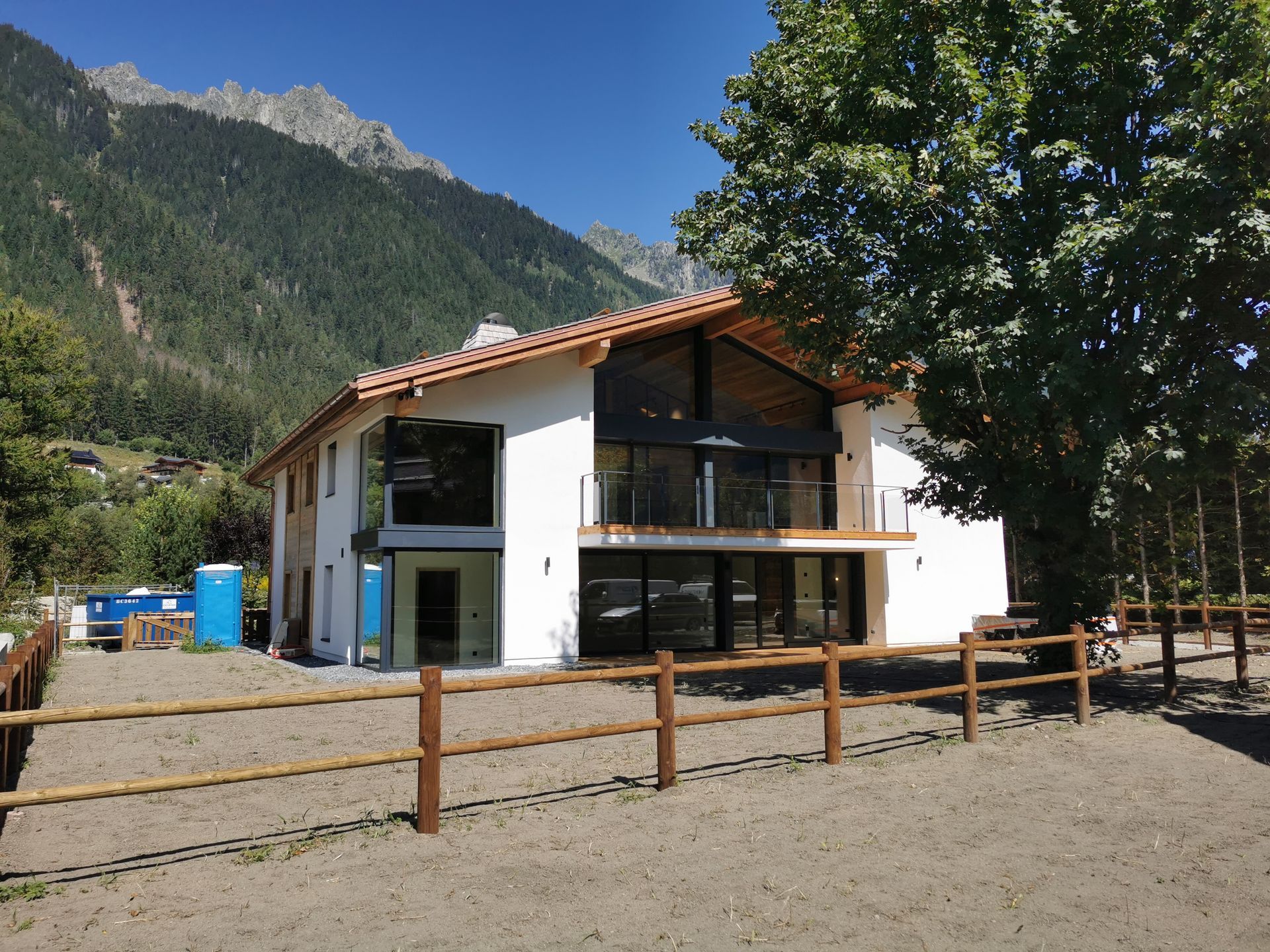 Une maison entourée d'une clôture en bois