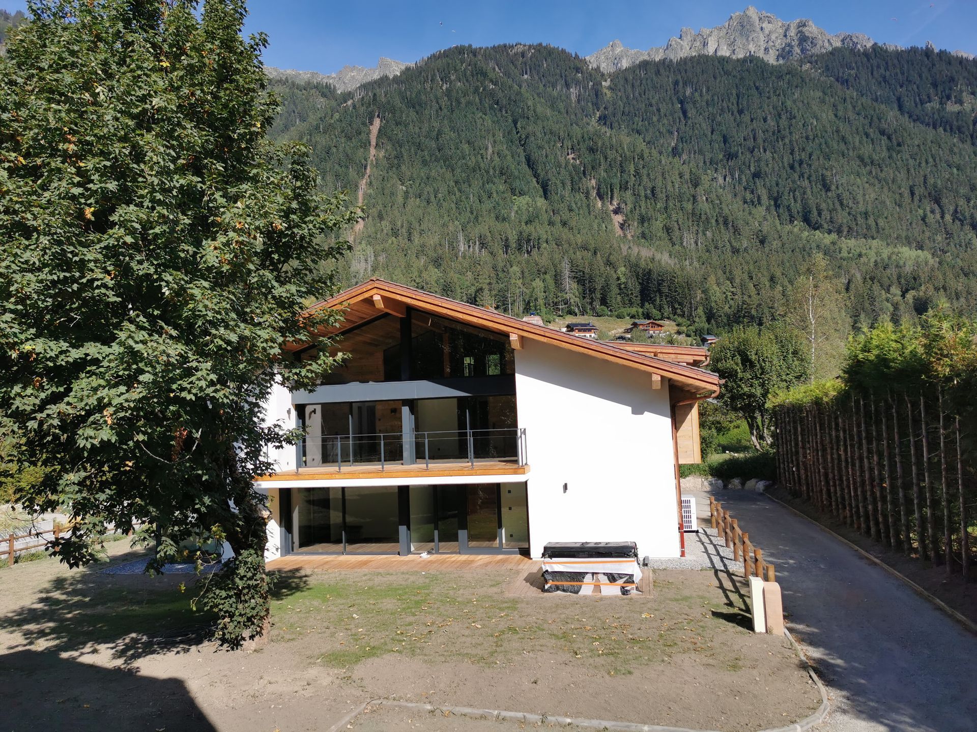 Une maison avec des montagnes verdoyantes en arrière-plan