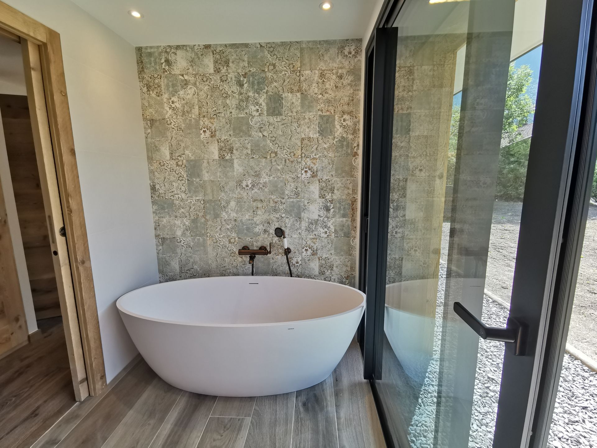 Une salle de bains avec une baignoire